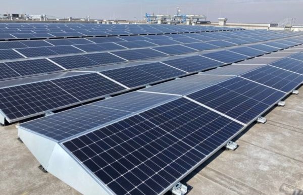 Na střeše centrálního skladu Billa v Modleticích funguje fotovoltaická elektrárna
