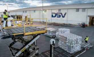 DSV realizuje akvizice v Severní Americe. Posiluje i letecké spojení s Evropou