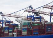 Kvůli útokům na nákladní lodě v Rudém moři se zvyšují přepravní časy i ceny