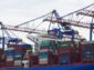 Kvůli útokům na nákladní lodě v Rudém moři se zvyšují přepravní časy i ceny