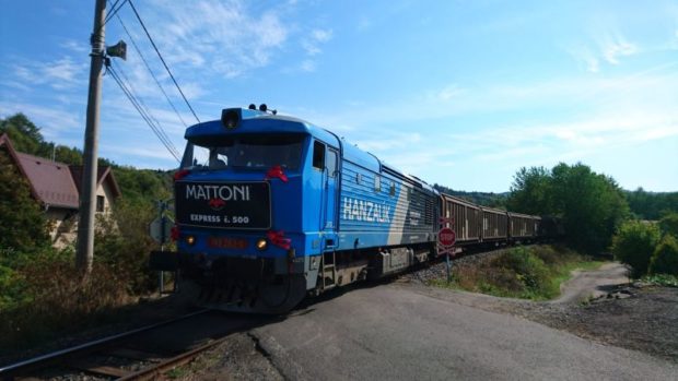 Nákladní vlaky s minerálkou z Kyselky nahradily jízdu 11.500 kamionů