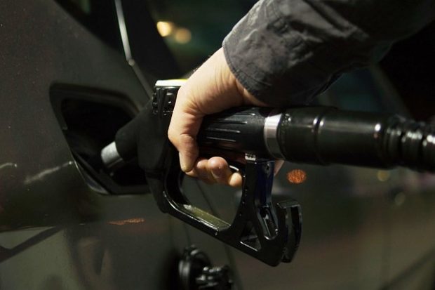 Vláda schválila návrh novely zákona o snížení spotřební daně na pohonné hmoty