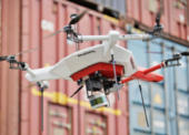 Od ledna platí nová pravidla pro létání s drony. Provozovatele čeká registrace, piloty testy