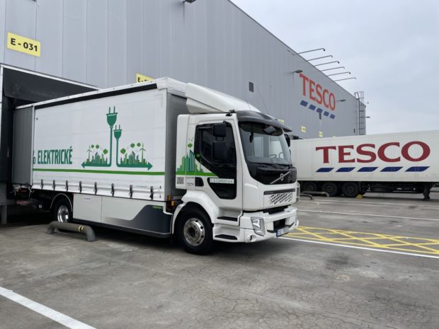 C.S.Cargo a Tesco testují v reálném provozu elektrické nákladní vozidlo