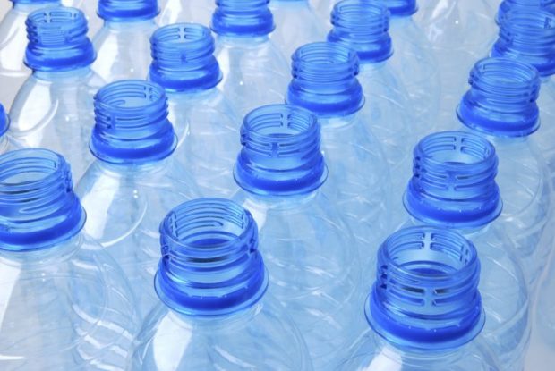 Výrobci nápojů vyzývají k podpoře zálohování PET lahví a plechovek