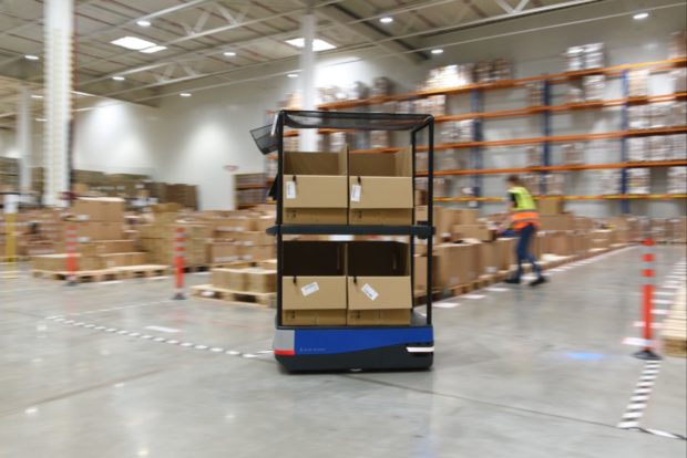 Flotila robotů od firmy 6 River Systems pomáhá ve skladech DHL Supply Chain