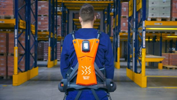 Pro snížení zátěže pracovníků ve skladech nasazuje Dachser aktivní exoskeletony