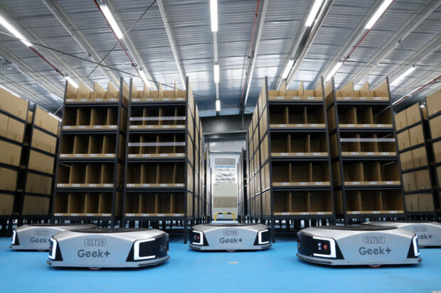 Další impuls pro robotizaci logistiky. VertiFlex a Geek+ uzavřely strategické partnerství