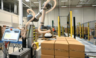 DHL Supply Chain nasazuje ve svých distribučních centrech v Jirnech a Jažlovicích robotická ramena