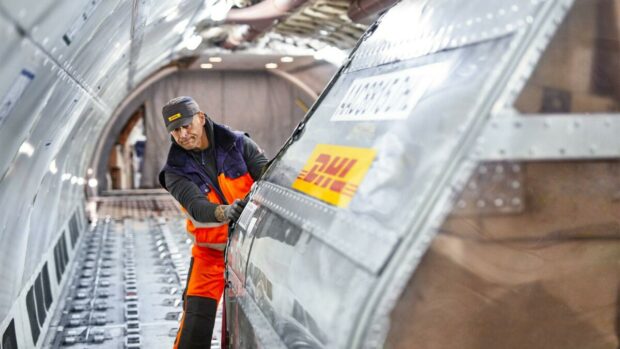 DHL Express nabídne zákazníkům přepravy s využitím udržitelného leteckého paliva