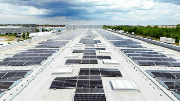 DB Schenker osazuje střechu logistického centra v Rudné fotovoltaikou