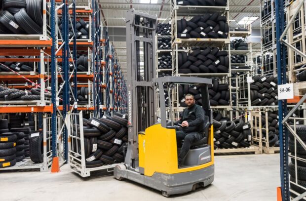 Kontrakt na outsourcing logistiky a distribuci pneumatik pokračuje