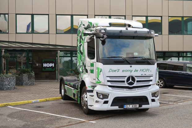 Daimler Truck ČR předal tahač Mercedes-Benz eActros 300 firmě Hopi