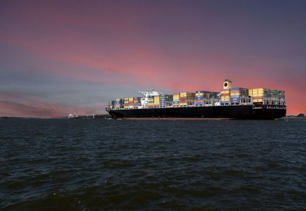 Delší čas přepravy, vyšší náklady či nedostatek kontejnerů. Situace v Rudém moři ovlivňuje světový obchod i logistiku